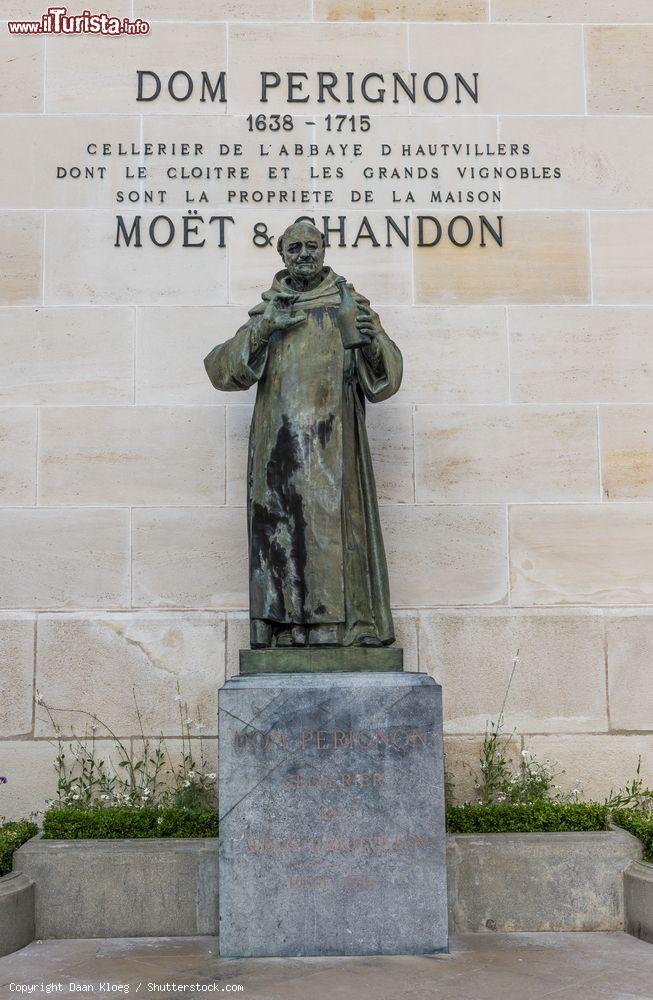 Immagine La statua di Dom Perignon nel villaggio di Epernay nel dipartimento della Marna, Francia. Siamo nei pressi della casa Moet et Chandon, uno dei più famosi marchi produttori di champagne al mondo - © Daan Kloeg / Shutterstock.com