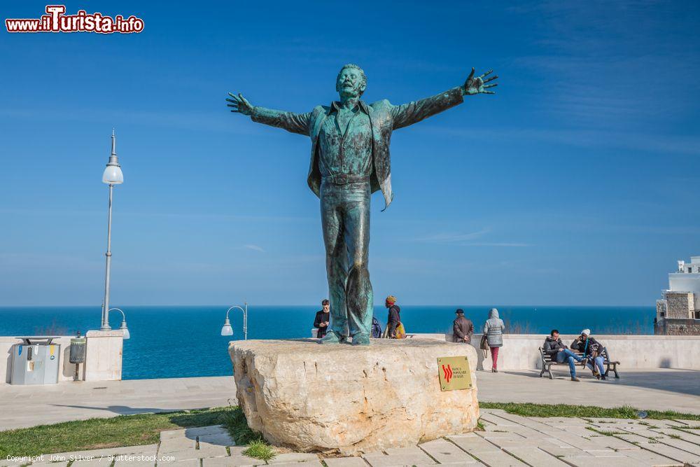 Immagine La statua di Domenico Modugno a Polignano a Mare in Puglia. - © John_Silver / Shutterstock.com