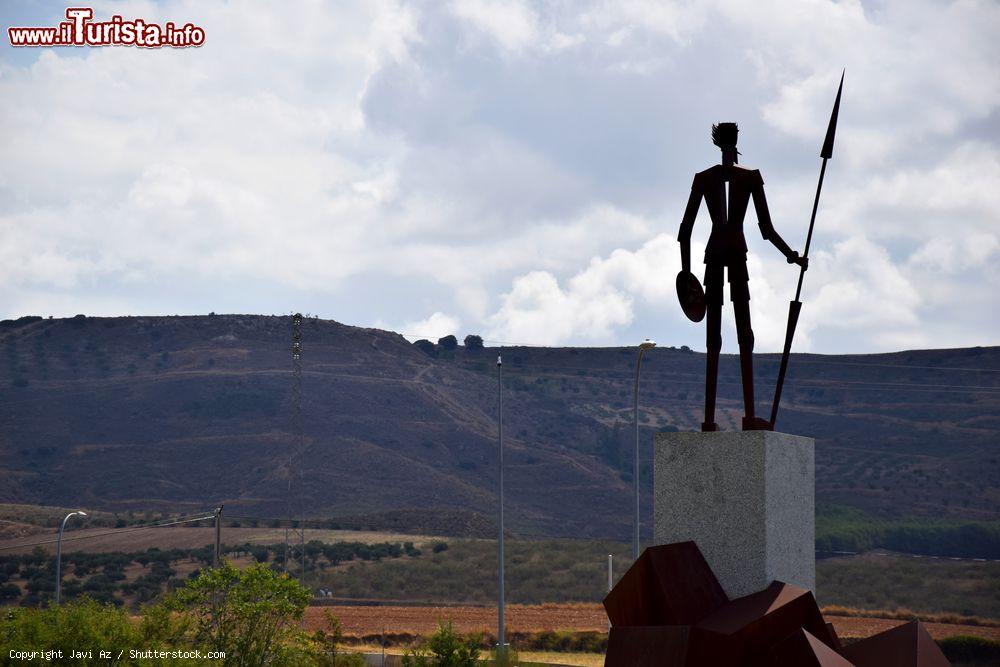 Immagine La statua di don Chisciotte de la Mancia nella città di Guadalajara, Spagna - © Javi Az / Shutterstock.com