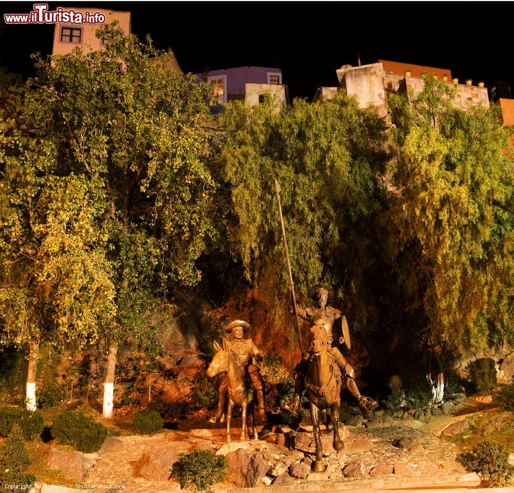 Immagine La statua di Don Chisciotte e Sancho Panza fotografata di notte a Guanajuato, Messico. La città è fortemente legata a Miguel de Cervantes, autore dell'opera letteraria, e ospita un museo a lui dedicato. La statua si trova in uno dei più popolari parchi pubblici di Guanajuato - © Bill Perry / Shutterstock.com