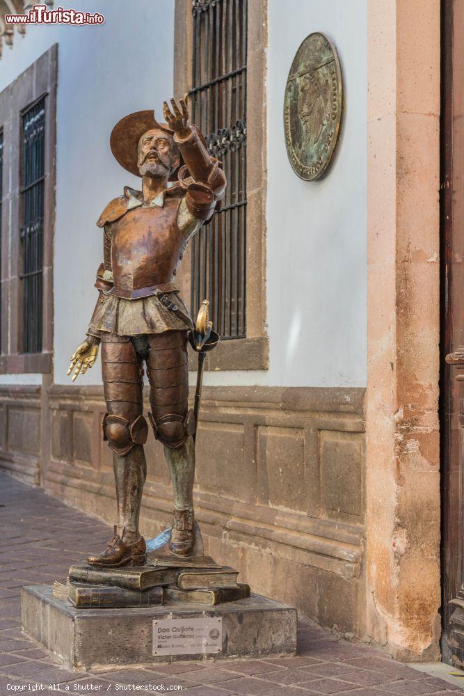 Immagine La statua di Don Quixote di fronte all'omonimo museo a Guanajuato, Messico - © All a Shutter / Shutterstock.com