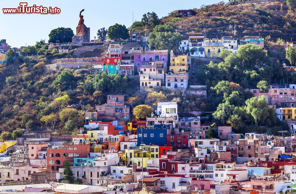 Immagine La statua di El Pipila in un pittoresco scorcio della città di Guanajuato, Messico. Si tratta di un eroe messicano nella guerra di indipendenza del 1810.