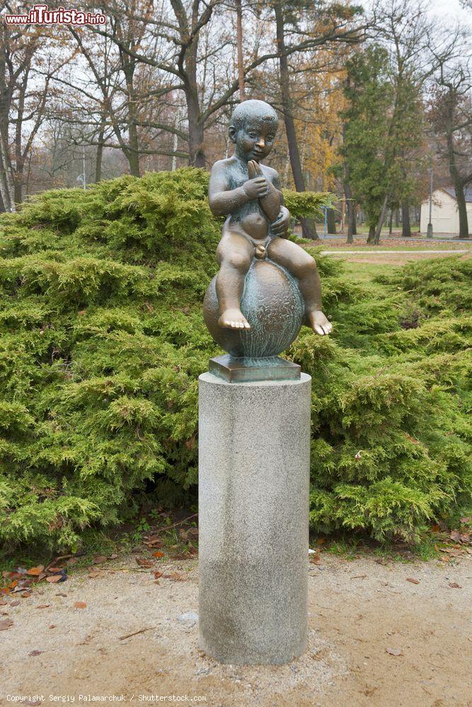 Immagine La statua di Franceschino nel parco di Frantiskovy Lazne, Repubblica Ceca. Questo monumento, realizzato nel 1924 dallo scultore A. Mayerla, rappresenta un bambinello nudo seduto su una sfera e con un pesce fra le braccia. E' il simbolo della città  - © Sergiy Palamarchuk / Shutterstock.com