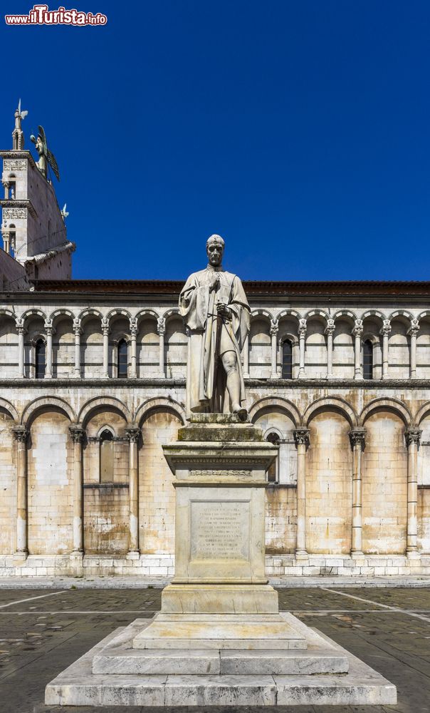 Immagine La statua di Francesco Burlamacchi nel centro di Lucca, Toscana. Questa scultura fu commissionata allo scultore Ulisse Scambi di Firenze: inaugurata nel settembre 1863, sorge in piazza San Michele.