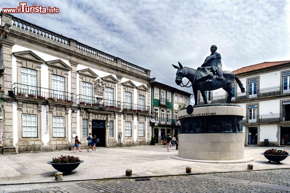 Immagine La statua di frate Bartolomeo dei Martiri a Viana do Castelo, Portogallo. Fu vescovo di Braga nel XVI° secolo; la scultura in bronzo lo ritrae a dorso di un mulo - © peizais / Shutterstock.com