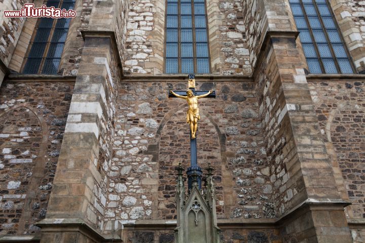 Immagine La statua di Gesù Cristo e il muro della cattedrale dei Santi Pietro e Paolo a Brno, Repubblica Ceca - © 330734423 / Shutterstock.com