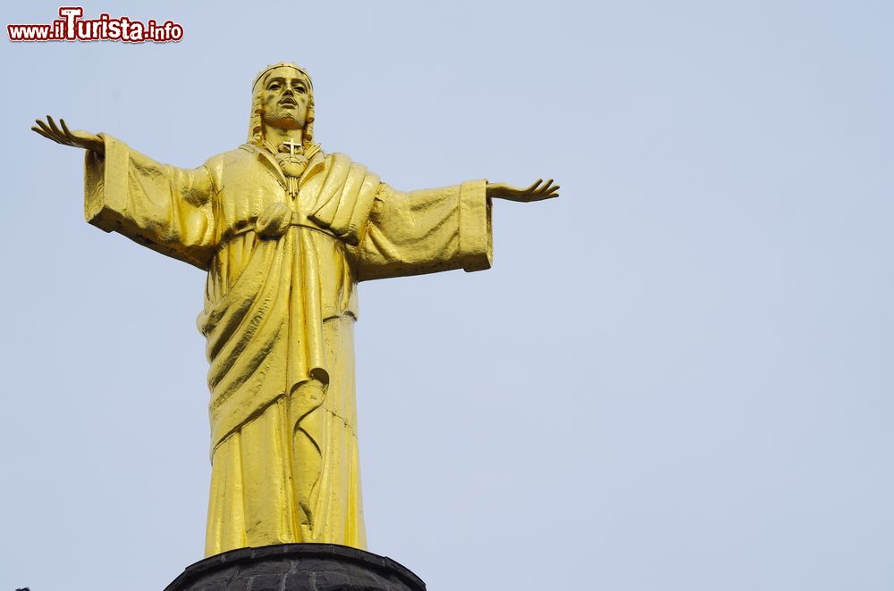 Immagine La statua di Gesù Re del Mondo a Bienno in Lombardia