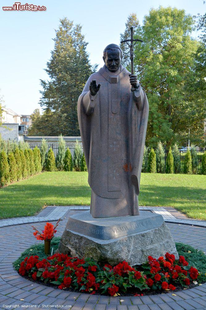 Immagine La statua di Giovanni Paolo II° nella chiesa di Sant'Ignazio di Loyola a Siauliai, Lituania. Venne realizzata per ricordare la visita del santo pontefice nella cittadina lituana - © meunierd / Shutterstock.com