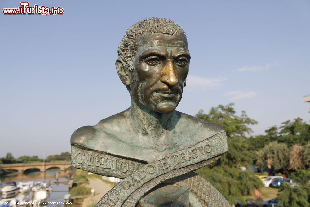 Immagine La statua di Giulio Cesere al passaggio del Fiume Rubicone vicino a Gatteo a Mare in Romagna © marcobir / Shutterstock.com
