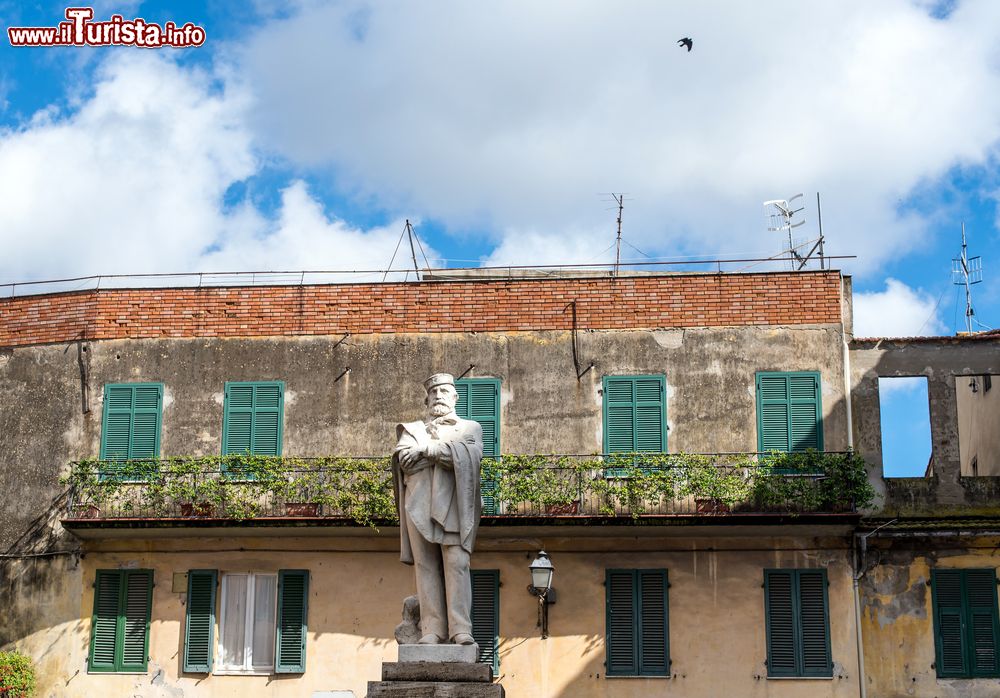 Immagine La Statua di Giuseppe Garibaldi nel centro di Scansano in Toscana.