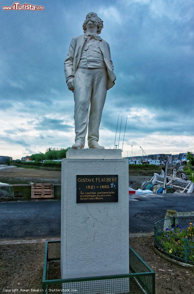 Immagine La statua di Gustave Flaubert sulla riva del fiume Touques a Trouville-sur-Mer, Francia - © Roman Babakin / Shutterstock.com