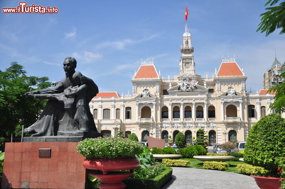 Immagine La statua di Ho Chi Minh proprio davanti al Palazzo del Comitato del Popolo a Saigon, Vietnam.