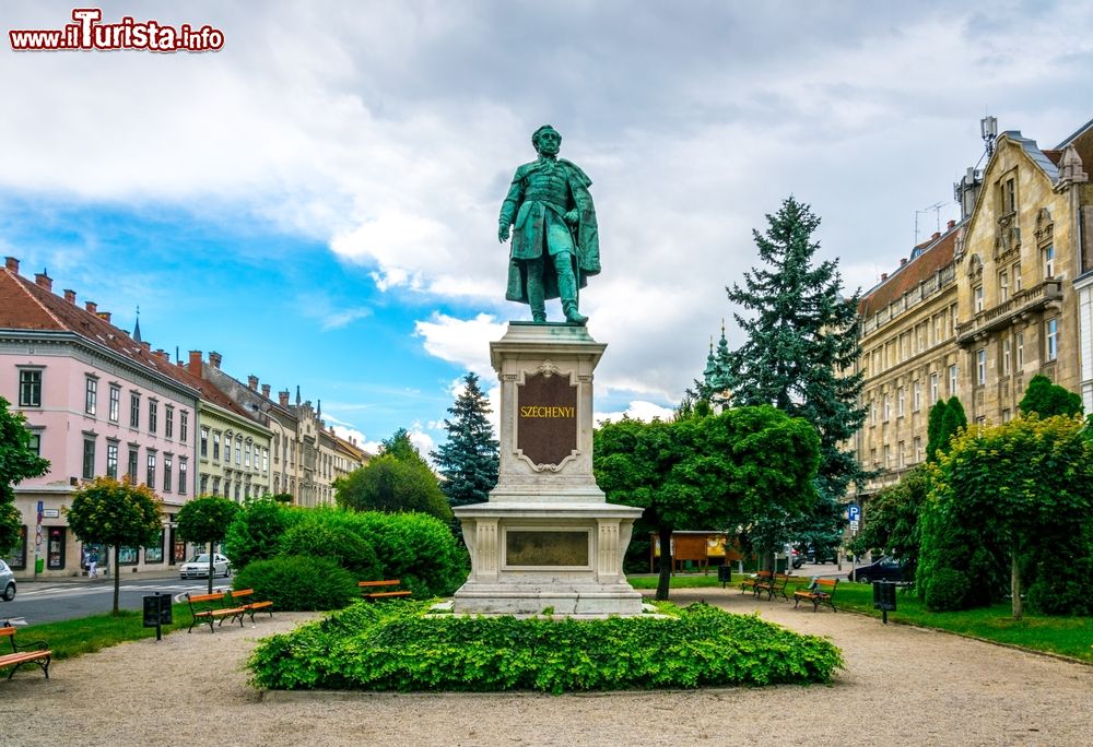 Immagine La statua di Istvan Szechenyi nell'omonima piazza di Sopron, Ungheria. Questa scultura rappresenta il politico, scrittore e statista ungherese, componente di un'antica e influente famiglia divenuta nobile agli inizi del Settecento.