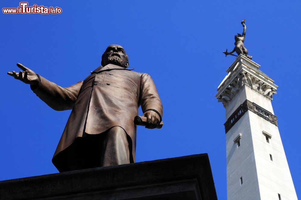 Immagine La statua di James Whitcomb e Lady Victory al Monument Circle, Indianapolis.