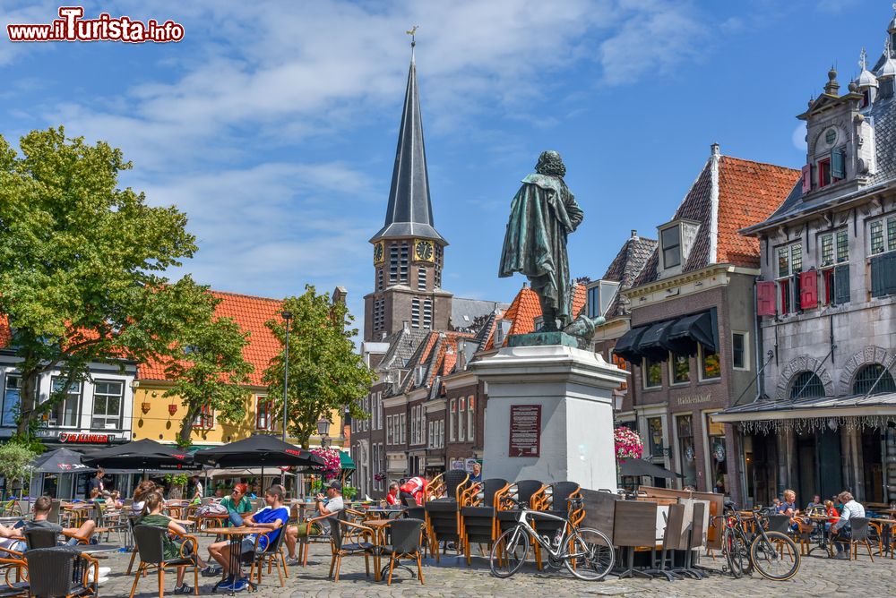 Immagine La statua di Jan Pieterz Coen in piazza del mercato a Hoorn in Olanda