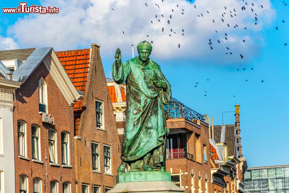 Immagine La statua di Laurens Janszoon Coster in Grote Markt a Haarlem, Olanda. Nato in questa città attorno al 1370, è stato probabilmente l'inventore di una macchina da stampa in contemporanea con Gutemberg.