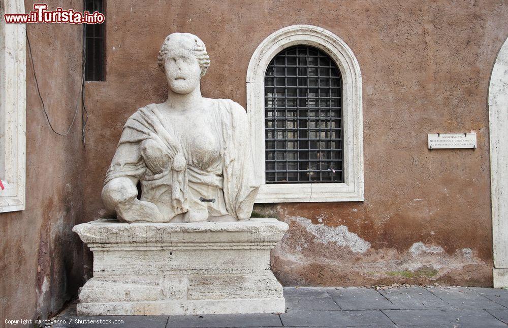 Immagine La statua di Madama Lucrezia a Roma - © marcovarro / Shutterstock.com