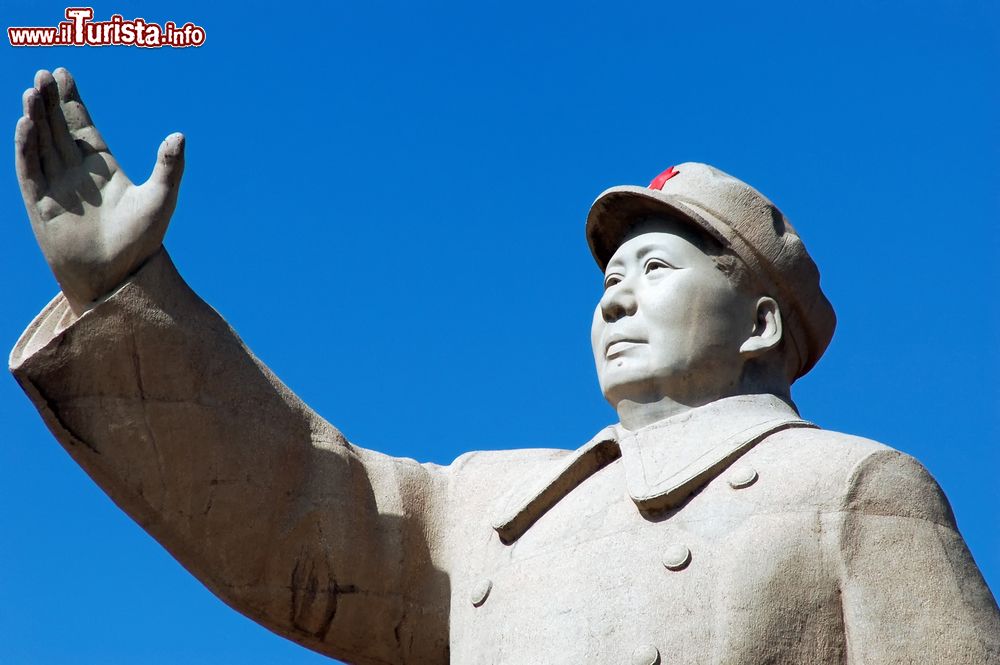 Immagine La statua di Mao Tse Tung (Zedong)  nella città di Kashgar in China