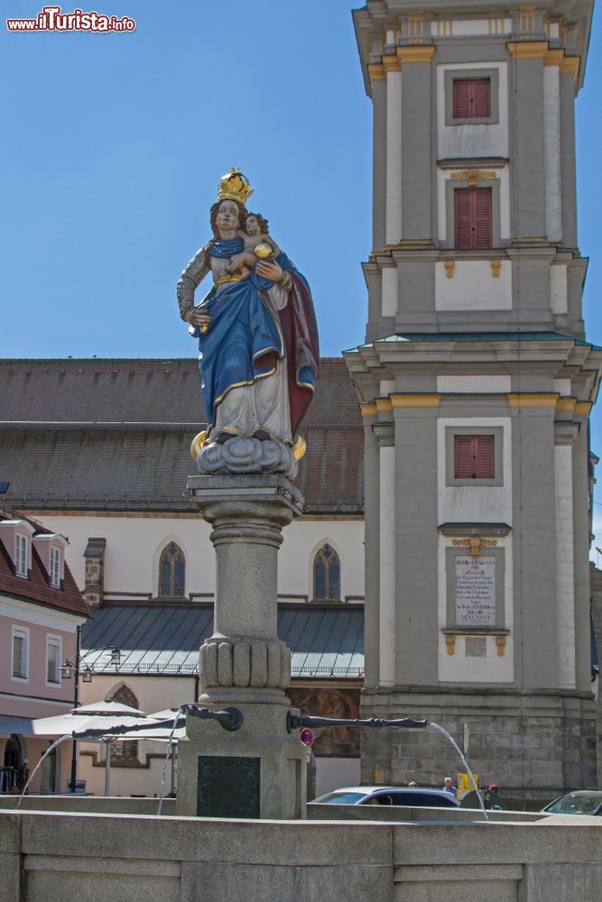 Immagine La statua di Maria nella piazza principale della città di Deggendrof, Germania.