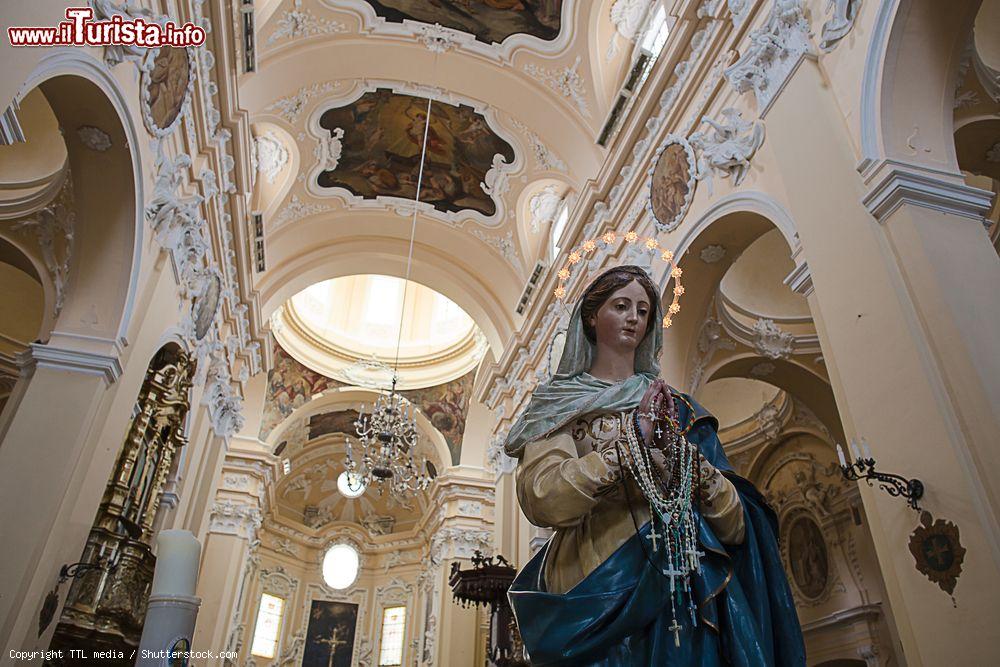 Immagine La statua di Maria Vergine nella chiesa della Santissima Annunziata a Sulmona, Abruzzo - © TTL media / Shutterstock.com