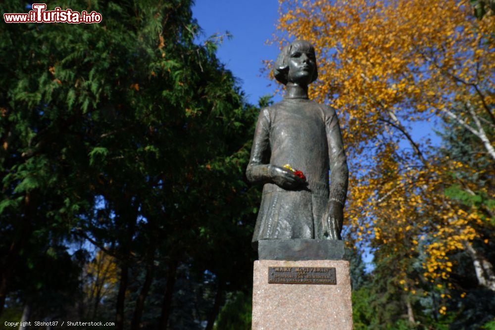 Immagine La statua di Mary McGiverin a Winnipeg nel giardino di Leo Mol in una giornata autunnale, Manitoba (Canada) - © SBshot87 / Shutterstock.com