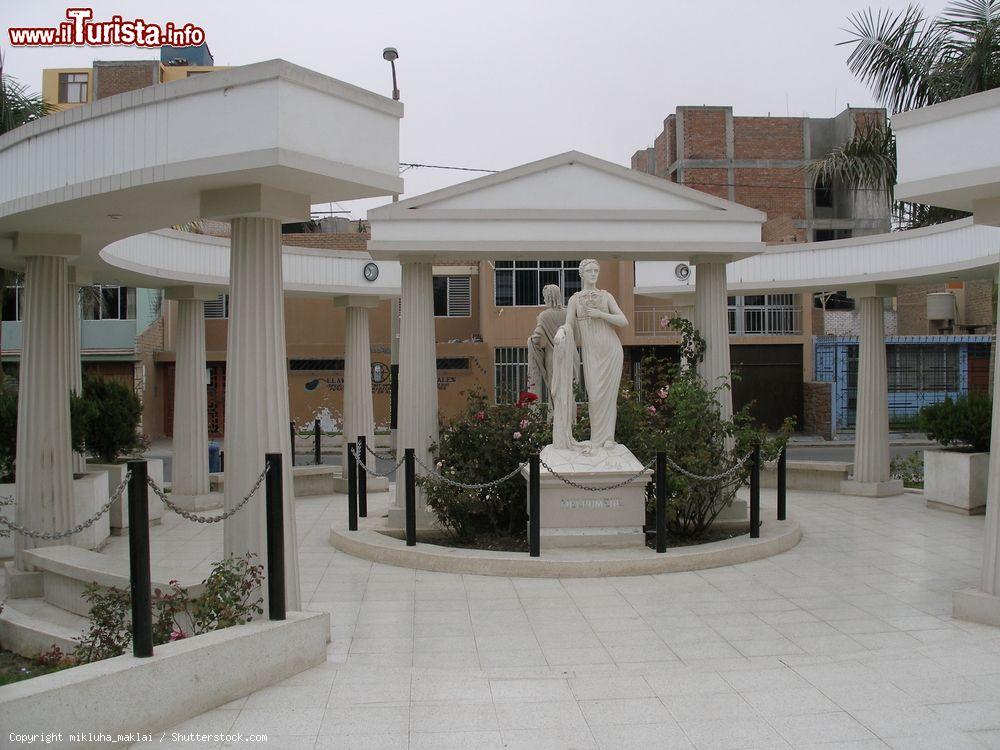 Immagine La statua di Melpomene nel Paseo de las Muses a Chiclayo, Perù. Nella mitologia greca era la musa della tragedia, figlia di Zeus e di Mnemosine - © mikluha_maklai / Shutterstock.com