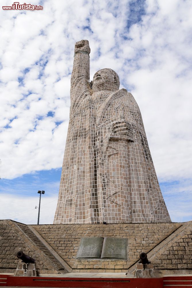 Immagine La statua di Morelos sull'isola di Janitzio, Messico. E' il simbolo più fotografato di quest'isola del Messico e sorge sul promontorio più alto. Raffigurato con il braccio alzato e il pugno chiuso, José Maria Morelos fu il sacerdote che comandò il movimento indipendentista messicano dopo la morte di Miguel Hidalgo y Costilla.