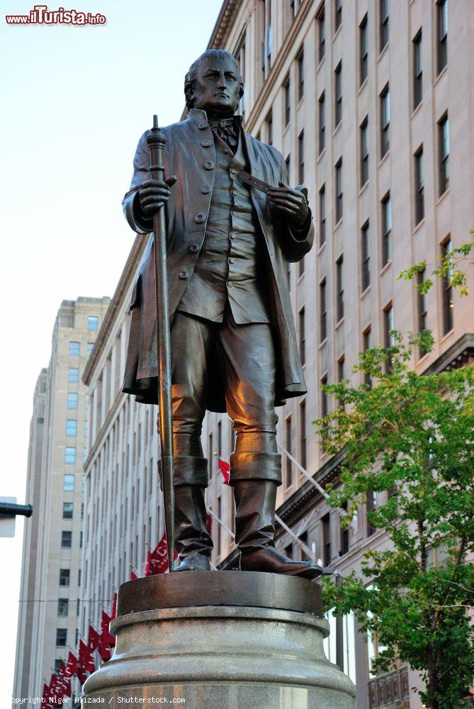 Immagine La statua di Moses Cleaveland in Public Square nel centro di Cleveland, Ohio. La fondazione della città si deve agli sforzi del generale Moses che gettò le basi dell'odierna località americana  - © Nigar Alizada / Shutterstock.com