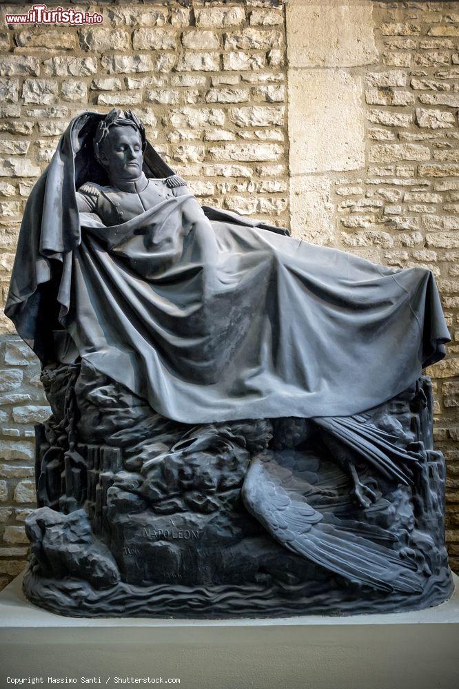 Immagine La statua di Napoleone Bonaparte al museo Rude di Digione, Borgogna, Francia. Realizzata nel 1847 da Francois Rude, rappresenta il risveglio del generale della Francia rivoluzionaria - © Massimo Santi / Shutterstock.com