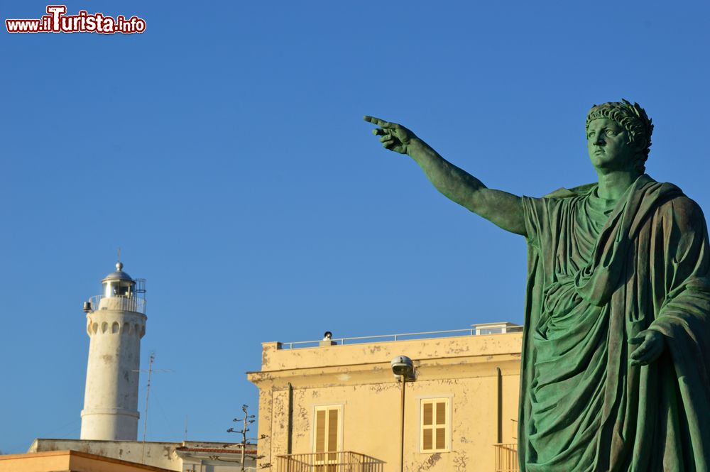 Immagine La statua di Nerone nei giardini pubblici di Anzio nel Lazio