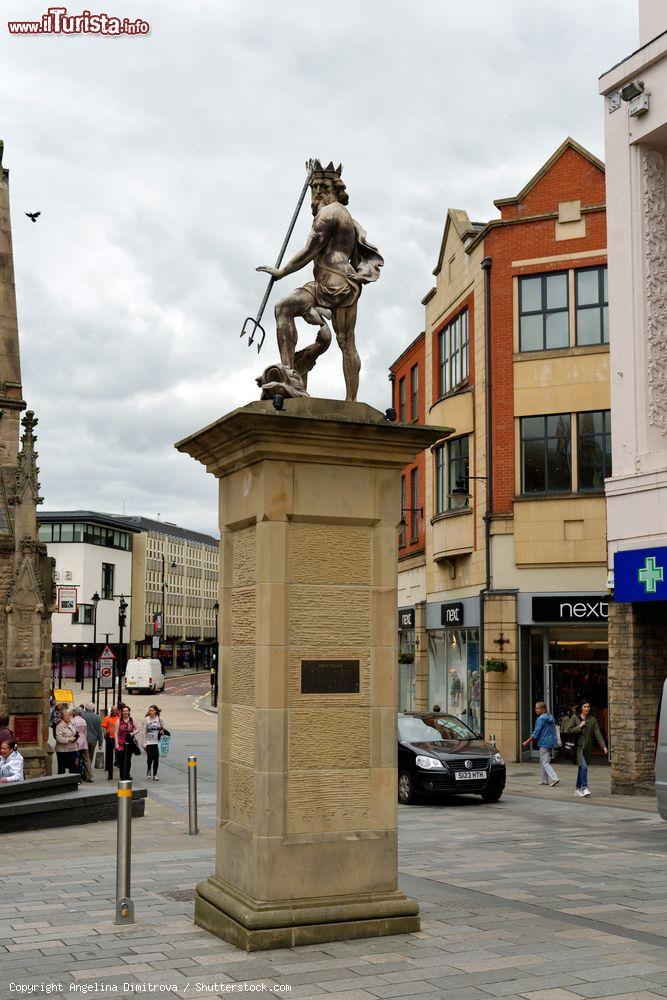 Immagine La statua di Nettuno in Market Square a Durham, Inghilterra. Collocata nella piazza nel 1729, simboleggiava il progetto di trasformare Durham in un porto marittimo interno alterando il corso del fiume Wear - © Angelina Dimitrova / Shutterstock.com