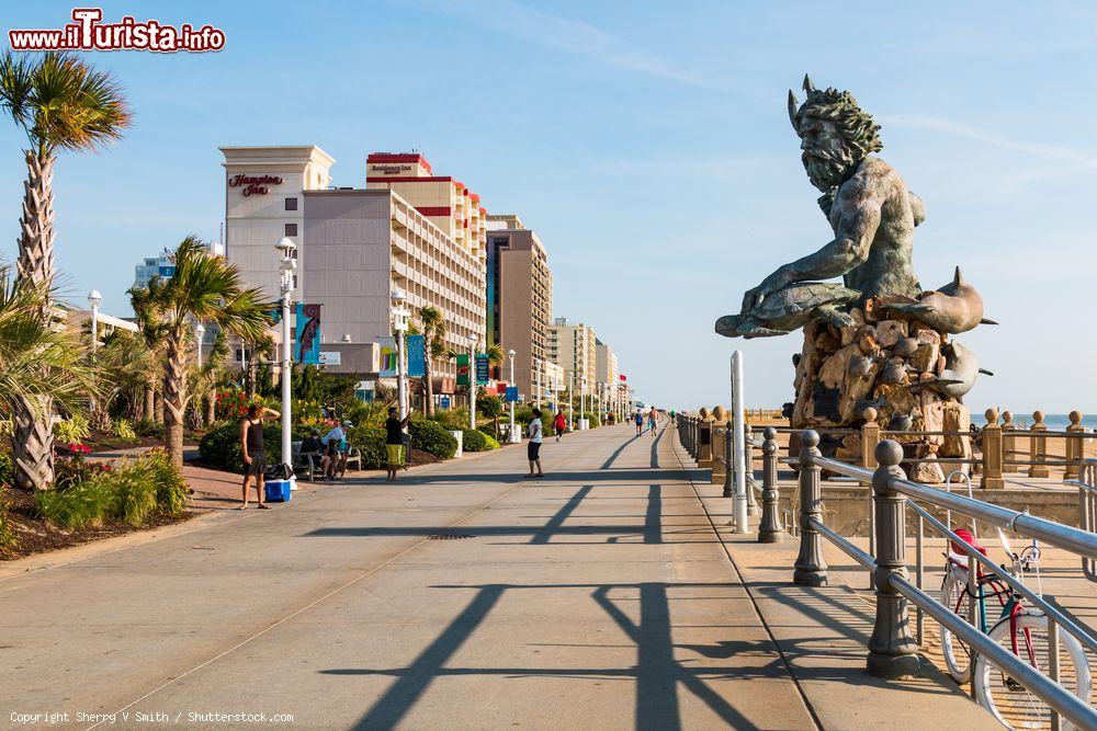 Immagine La statua di Nettuno sul lungomare di Virginia Beach, USA: a realizzarla è stato lo scultore Paul DiPasquale - © Sherry V Smith / Shutterstock.com