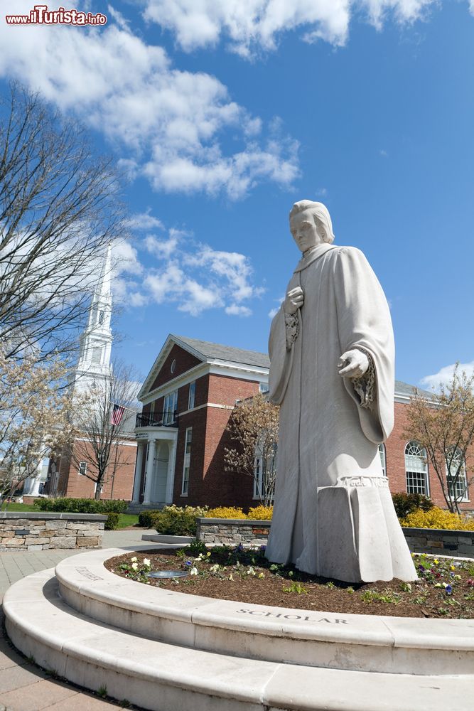 Immagine La statua di Noah Webster nel centro di Hartford, Connecticut, USA. Scrittore e editore, Webster è stato anche traduttore di Bibbie e autore dell'omonimo dizionario.