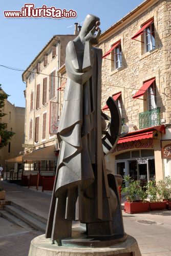 Immagine La statua di Nostradamus nel centro storico di Salon-de-Provence. Il grande astrologo è stato in assoluto il più celebre cittadino della storia di Salon - foto © Philip Lange / Shutterstock.com