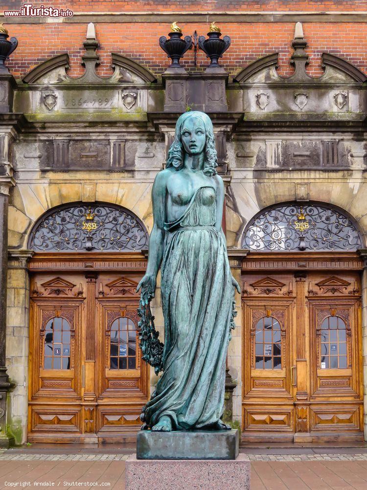 Immagine La statua di Ofelia nei pressi della stazione ferroviaria di Helsingor, Danimarca. Realizzata nel 1937 dallo scultore Rudolph Tegner, questa statua è dedicata a uno dei principali personaggi del dramma dell'Amleto di Shakespeare.  - © Arndale / Shutterstock.com