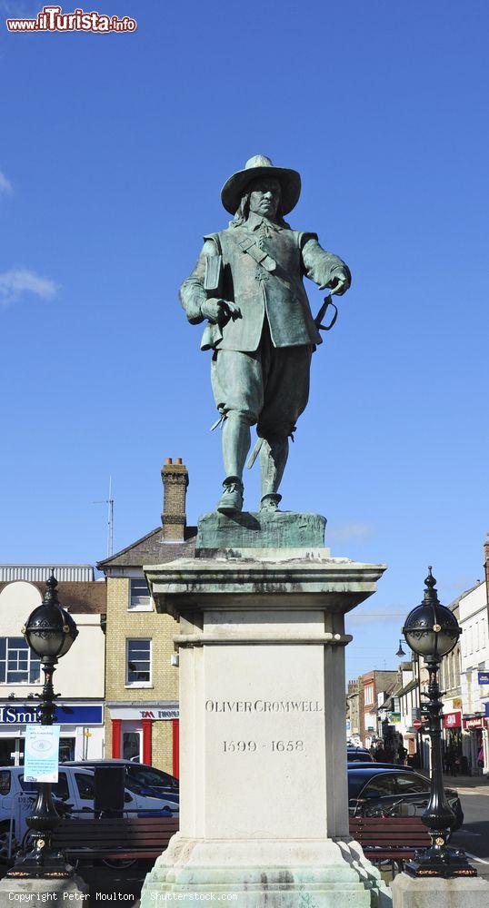 Immagine La statua di Oliver Cromwell a Market Hill, St. Ives, Regno Unito. Il monumento al politico e condottiero inglese si trova nel centro del villaggio - © Peter Moulton / Shutterstock.com