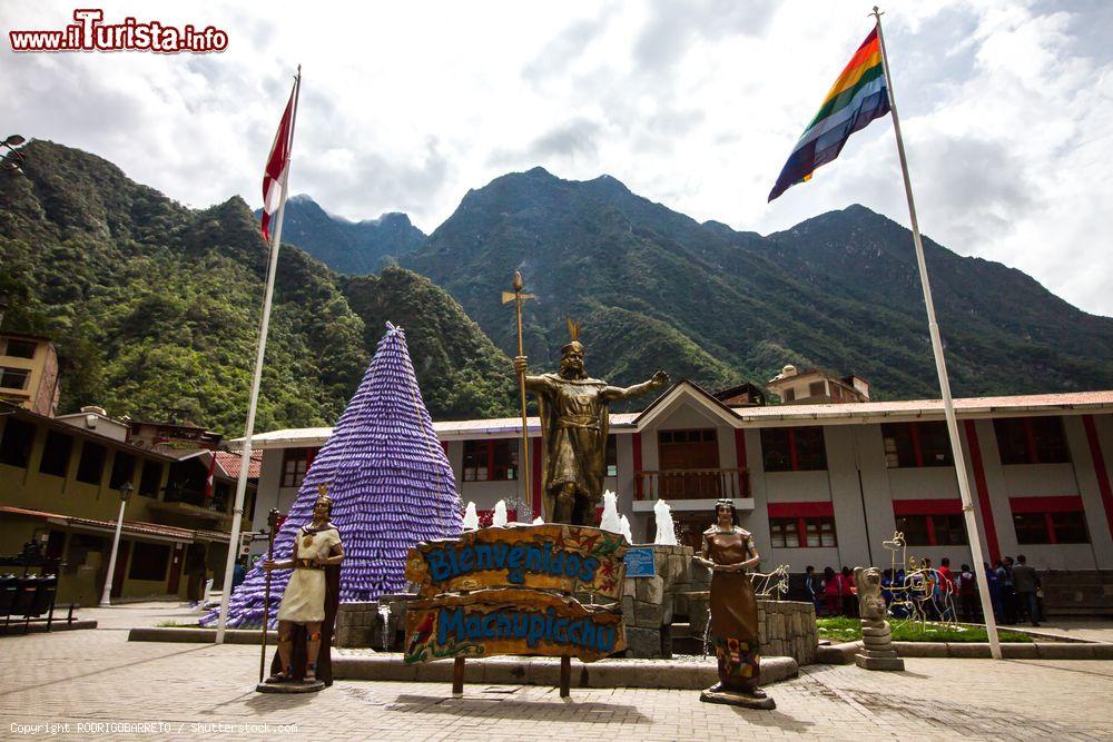 Immagine La statua di Pachacuti nel villaggio di Aguas Calientes, Perù. E' considerato il fondatore dell'impero inca che sotto il suo impulso conquistò vasti territori dell'America meridionale. Aguas Calientes è il punto d'accesso per la visita alle rovine di Machu Picchu - © RODRIGOBARRETO / Shutterstock.com