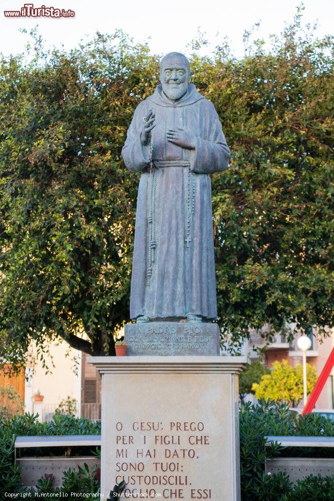 Immagine La statua di Padre Pio nel centro di Pozzallo in provincia di Ragusa, Sicilia - © M.Antonello Photography / Shutterstock.com