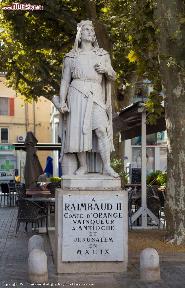 Immagine La statua di Raimbaud II° in una piazzetta di Orange, Vaucluse, Francia. Conte d'Orange, Raimbaud partecipò nel 1096 alla prima crociata distinguendosi per il valore a Gerusalemme e Antiochia - © Carl DeAbreu Photography / Shutterstock.com