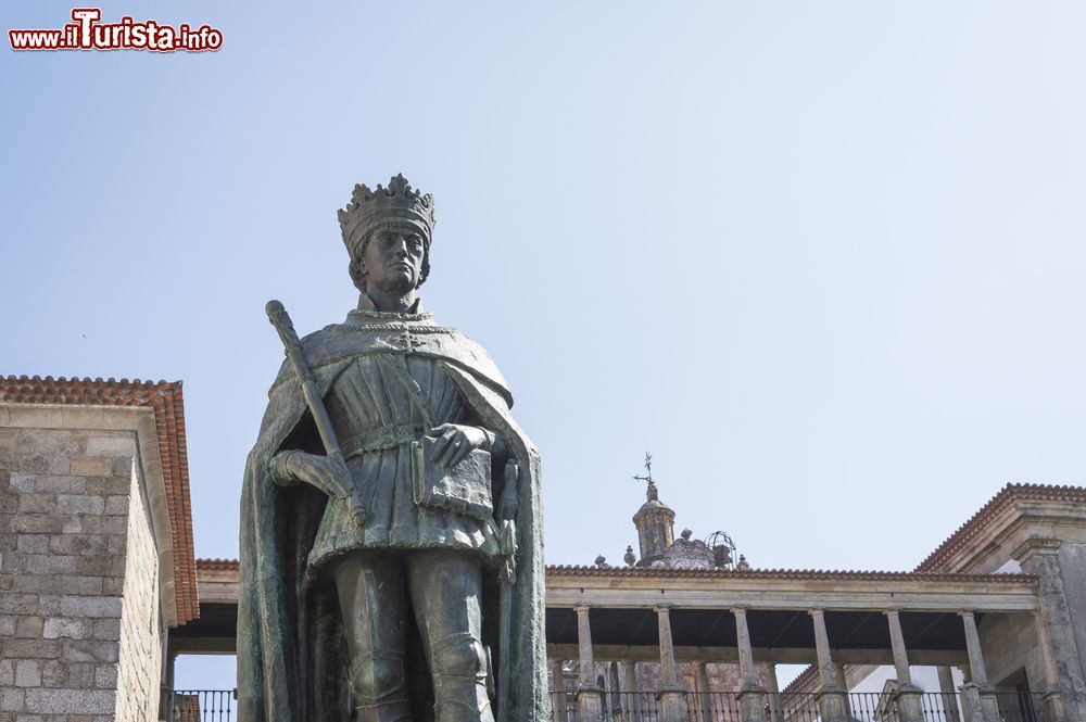 Immagine La statua di re Duarte, chiamato anche Edward, a Viseu, Portogallo. Edoardo di Aviz è stato l'undicesimo re del Portogallo e dell'Algarve e secondo signore di Ceuta. Nacque a Viseu il 31 Ottobre 1391.