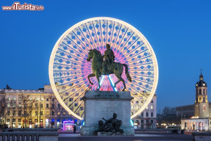 Immagine La statua di re Luigi XIV° fotografata di notte in piazza Bellecour a Lione, Francia - © prochasson frederic / Shutterstock.com