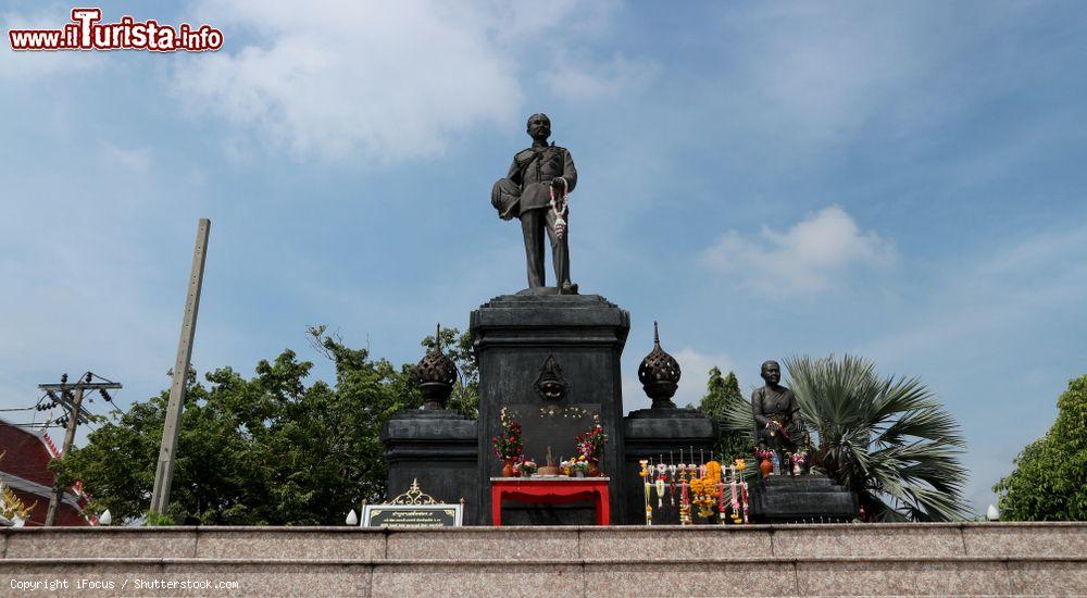 Immagine La statua di re Rama V° a Ko Kret, Nonthaburi, Thailandia - © iFocus / Shutterstock.com