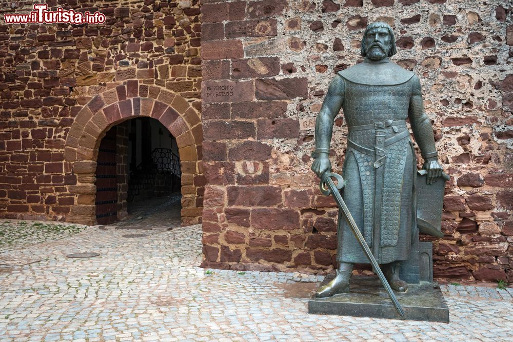 Immagine La statua di re Sancho I° all'ingresso del castello medievale di Silves, Portogallo. Il castello è sorto nel luogo in cui un tempo vi era un'antica fortificazione romana.