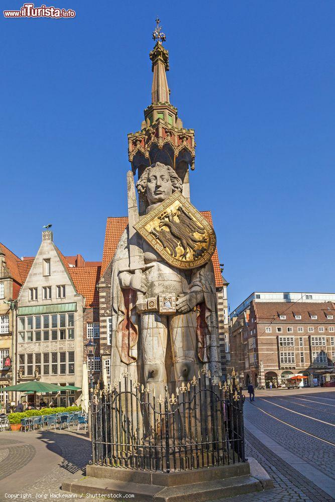 Immagine La statua di Rolando nel centro di Brema, Germania. Il Bremer Roland è una gigantesca statua che raffiugra il paladino Rolando collocata nella Marktplatz di Brema: simboleggia la libertà e la giustizia oltre cha l'indipendenza dello Stato di Brema. E' patrimonio Unesco dal 2004 - © Jorg Hackemann / Shutterstock.com