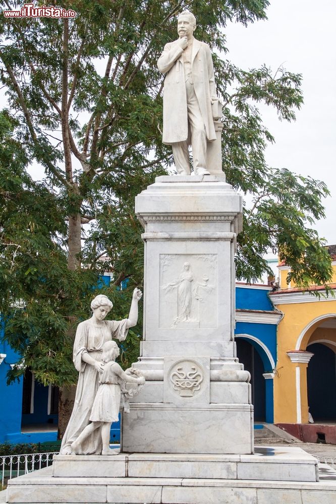 Immagine La statua di Rudesindo Antonio Garcia Rijo nella città di Sancti Spiritus, Cuba. Nato nel 1852 a Sancti Spiritus, Rudesindo si recò a Parigi, ancora bambino, con la madre Donna Maria del Rosario. Di ritorno nella sua città natale lavorò come chirurgo, oculista e batteriologo occupandosi dei suoi concittadini senza interessi redditizi.