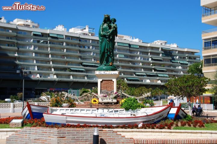 Immagine La statua di Salve Reina de los Mares sul lungomare di Fuengirola, provincia di Malaga, Spagna - © Arena Photo UK / Shutterstock.com
