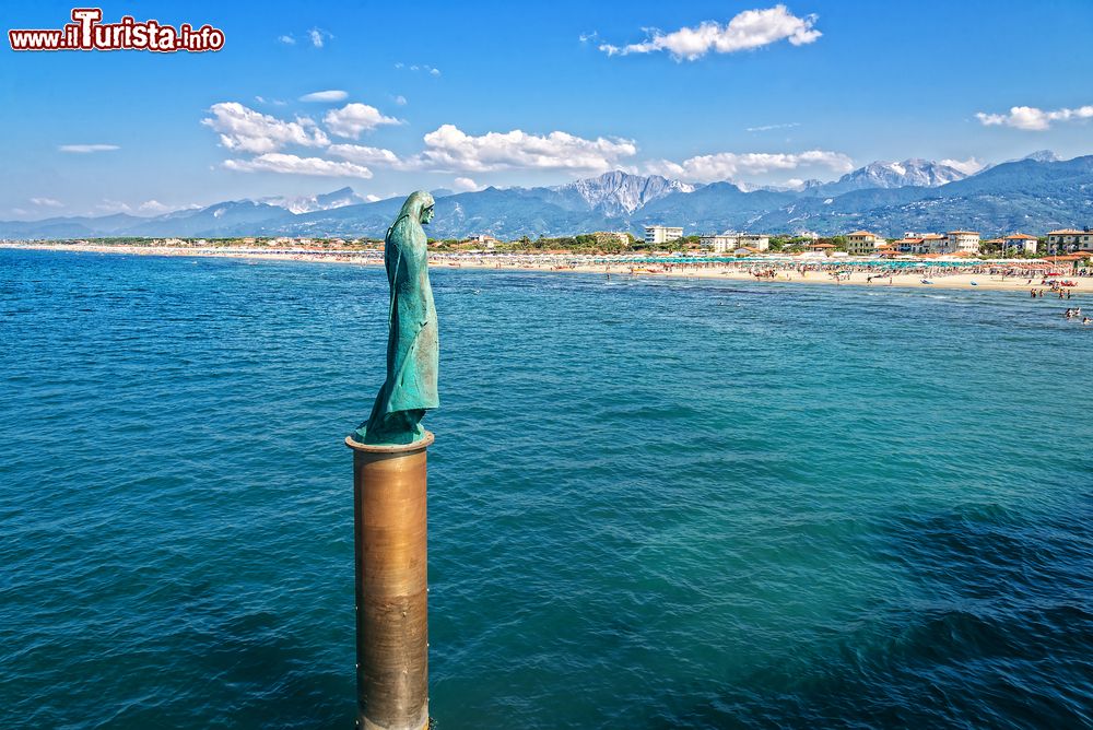 Immagine La statua di San Antonio a Marina di Pietrasanta, provincia di Lucca, Toscana.