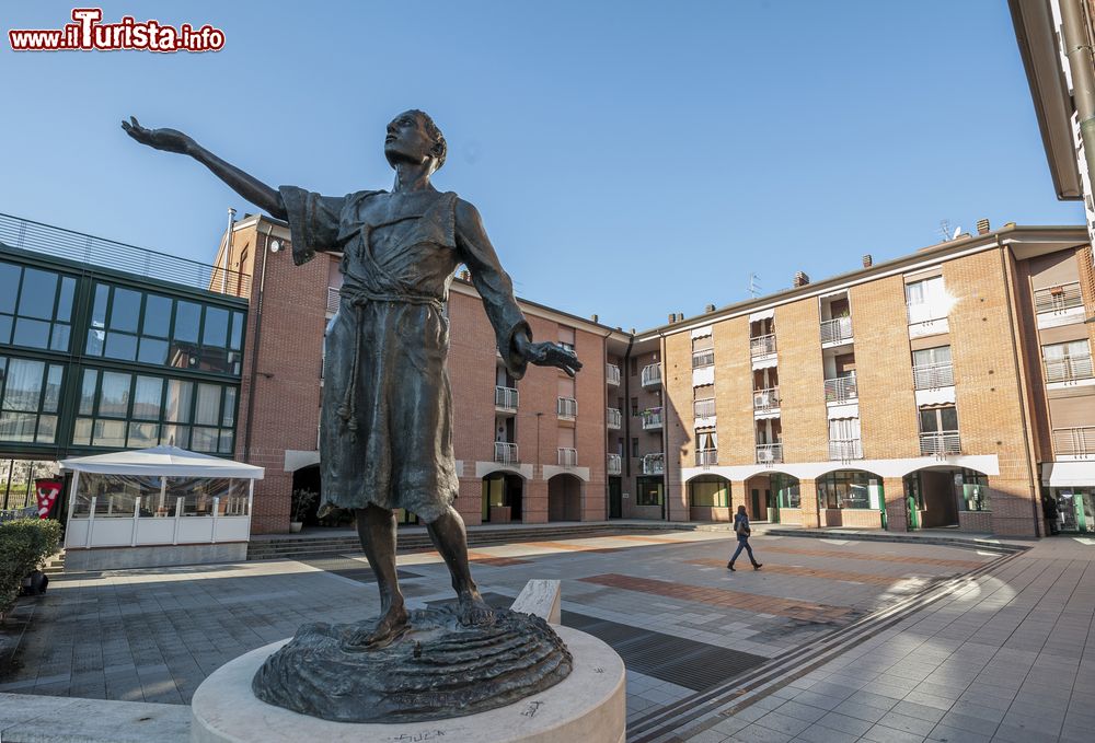 Immagine La statua di San Francesco nella piazza antistante all'omonima chiesa di Castelfiorentino, Toscana