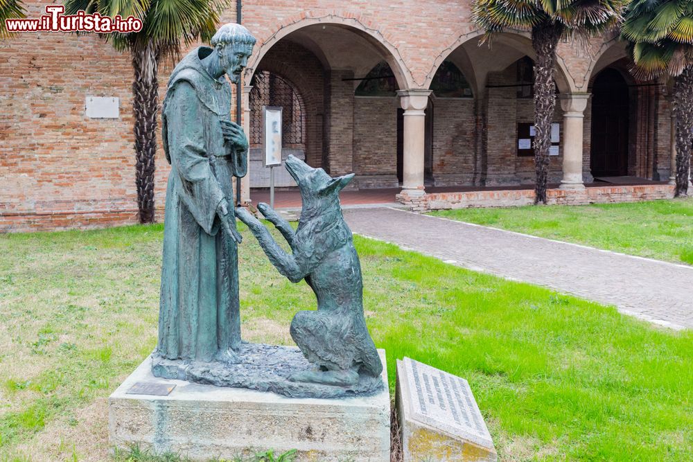 Immagine La statua di San Francesco e il Lupo presso la Chiesa dei Cappuccini di Cotignola, Emilia Romagna.