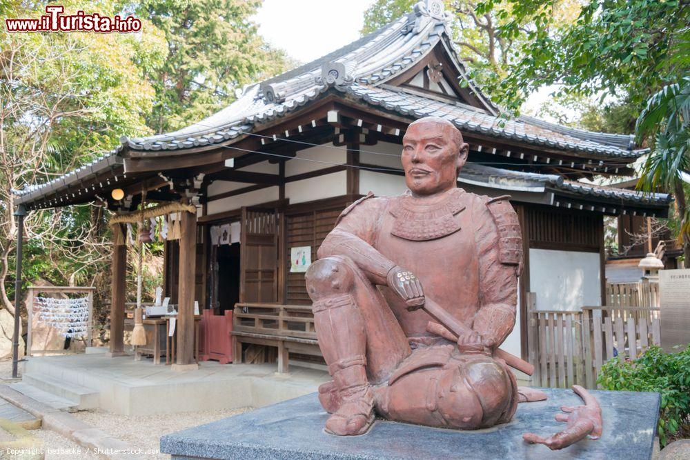 Immagine La statua di Sanada Yukimura allo Yasui Shrine in Tennoji, Osaka, Giappone. E' conosciuto per essere stato un valoroso generale durante l'assedio della città giapponese nel 1615 - © beibaoke / Shutterstock.com